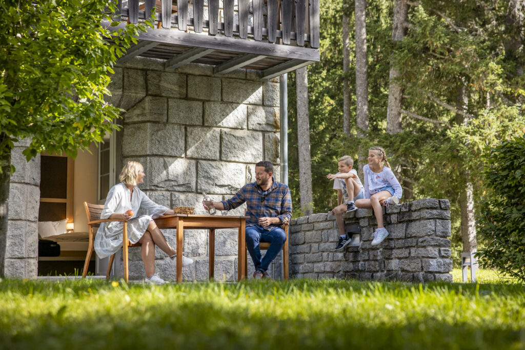 Familie auf Terrasse beim Steinhaus Handeck
