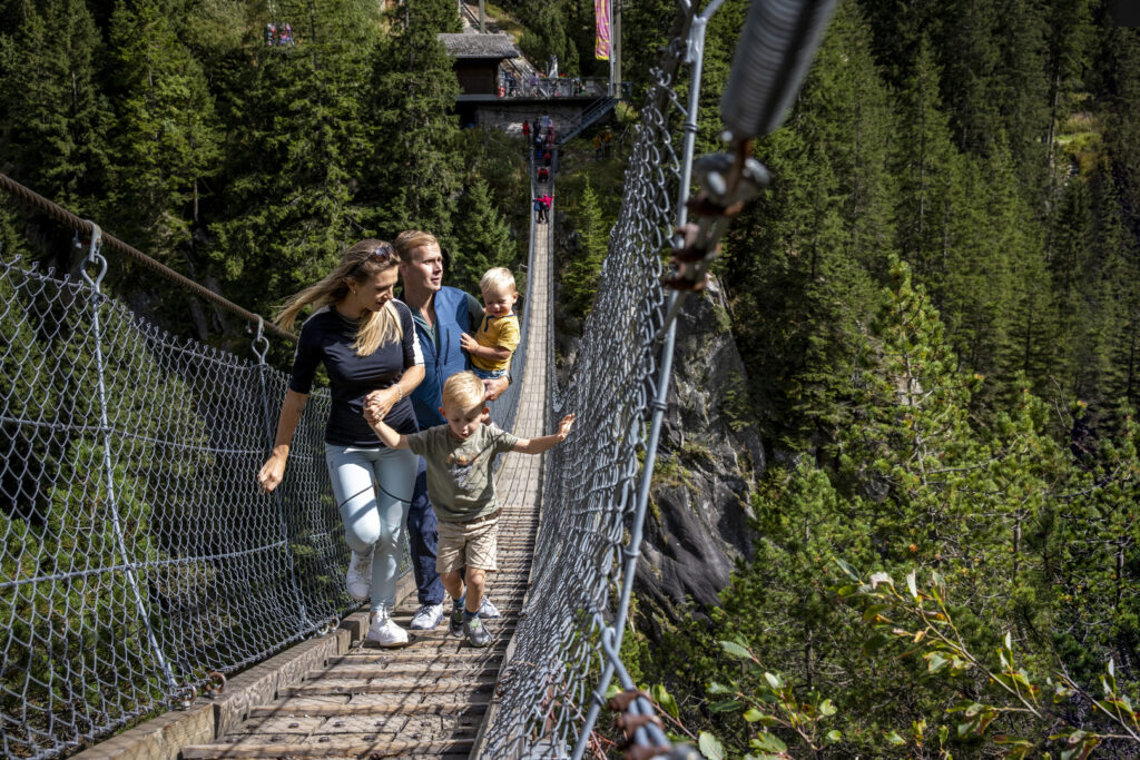 Handeckfallbrücke Familie